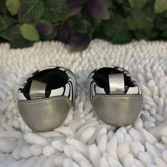 Zebra Print Baby Slippers Size 2 - 3-6 months - Picture 7 of 8